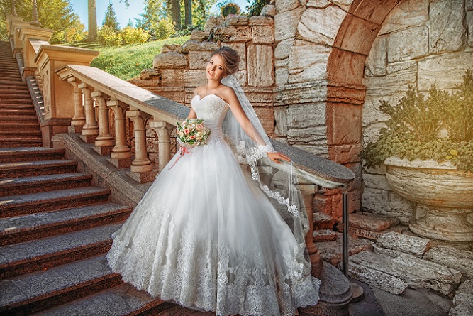 Für welches Kleid sich die Braut auch entscheidet: Sie sollte sich das Modell Cinderella oder ein anderes elegantes Hochzeitskleid frühzeitig aussuchen, falls noch Änderungen daran zu machen sind und um sich die passenden Accessoires (Schleier, Schleppe, Handschuhe) auszusuchen. (#05)