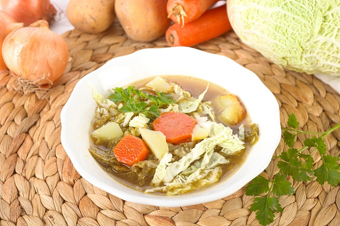 Da ein bisschen Abwechslung nie schaden kann, gibt es etliche Variationen der Kohlsuppe. Der kreative Hobbykoch kann sich so vollends austoben, sollte aber nur darauf achten, von allzu kalorienlastigen Lebensmitteln die Finger zu lassen. (#03)