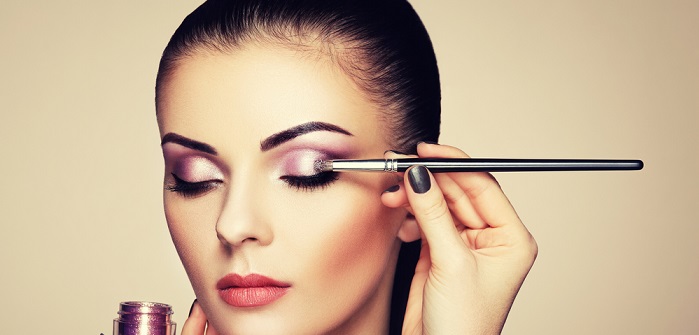Lidschatten schminken: Beauty-Equipment und Farbe