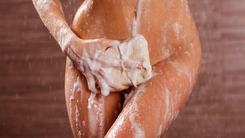 Gerade der Intimbereich wird bei der Ganzkörperwäsche oft sehr genau gewaschen.  ( Foto: Shutterstock- George Rudy ) 