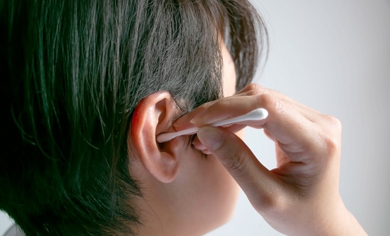 Wattestäbchen sind noch immer das Mittel der Wahl, wenn es um die Reinigung der Ohren geht. ( Foto: Shutterstock-_Jtas ) 