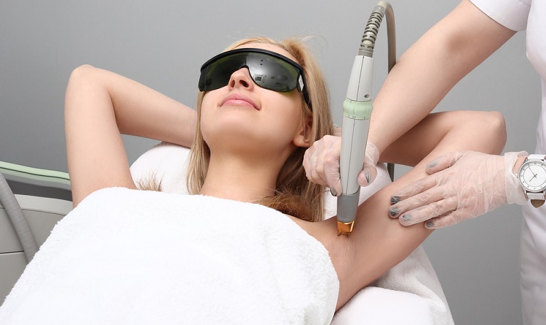 Auf der Suche nach dem perfekten Laser für die Haarentfernung per IPL sind zwei Namen immer wiederzufinden: „Braun Silk-expert“ und „Philips Lumea Advanced IPL“.   ( Foto: Shutterstock-Kovalchynskyy Mykola)