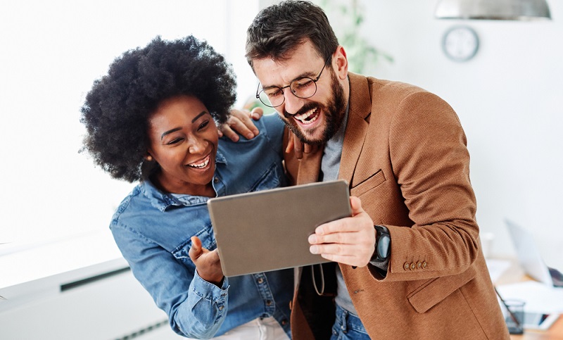 Führe gute Gespräche und lerne, schlagfertig zu sein. Befasse Dich mit dem Thema Small Talk und finden unverfängliche Themen, über die Ihr plaudern könnt.  ( Foto: Shutterstock-Picsfive )