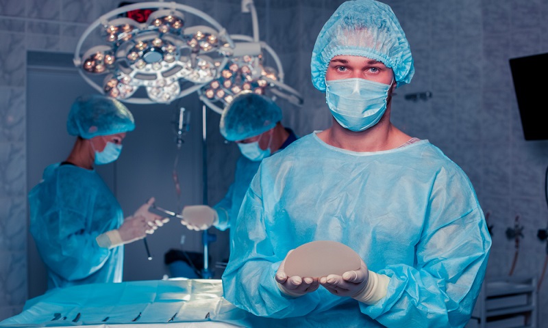 Es lohnt sich, einen Blick auf die Anzahl der Patientinnen zu werfen, die der Arzt bereits behandelt hat. ( Foto: Shutterstock-Satyrenko)