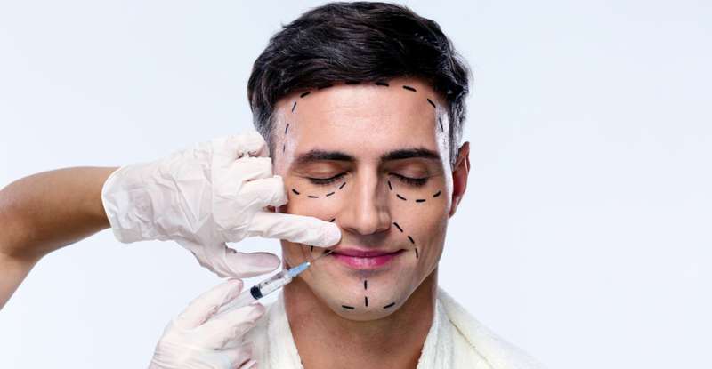 Auch wenn viele Menschen Schönheitsoperationen gegenüber skeptisch eingestellt sind, lässt sich die wachsende Anzahl der Eingriffe doch nicht leugnen. ( Foto:  Shutterstock  Dean Drobot_)