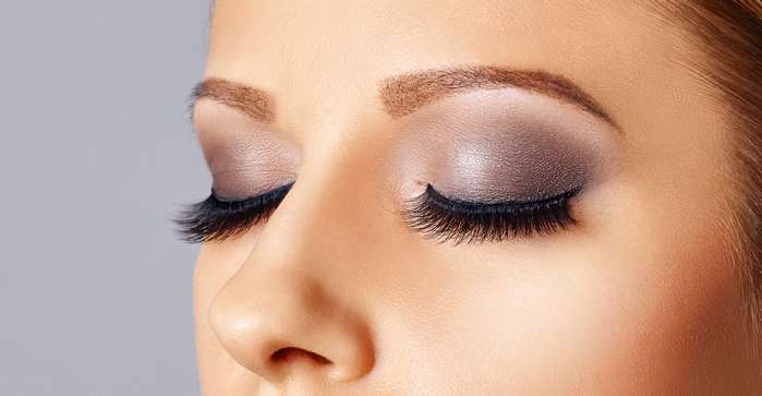 Wer seine Wimpern zusätzlich verlängern möchte, kann auf Tuschen mit Fasern setzen. Sie verbinden sich mit dem Härchen und der Mascara und sorgen so für beeindruckende Länge. ( Foto: Shutterstock - freya-photographer )