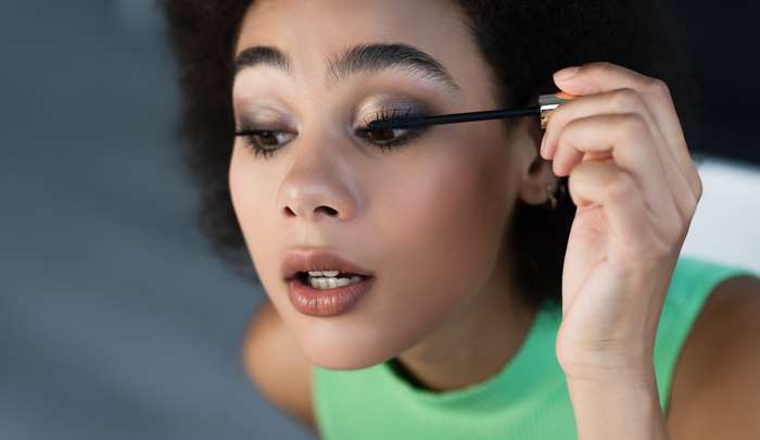 Am Beauty-Markt gibt es mehr als 100 verschiedenen Mascaras. ( Foto: Shutterstock - LightField Studios )