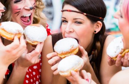 Wie unbedenklich ist Karneval mit all den Schadstoffen in Schminke, Krapfen und Kostümen? (Foto: AdobeStock - Kzenon 315387652)