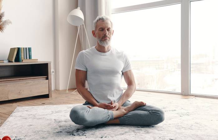 Es gibt viele Apps oder Videos auf YouTube, die geführte Meditationen anbieten. Aber auch ohne Hilfsmittel kann man einfach in einer ruhigen Ecke sitzen und sich auf seine Atmung konzentrieren. (Foto: Adobe Stock-gstockstudio) 