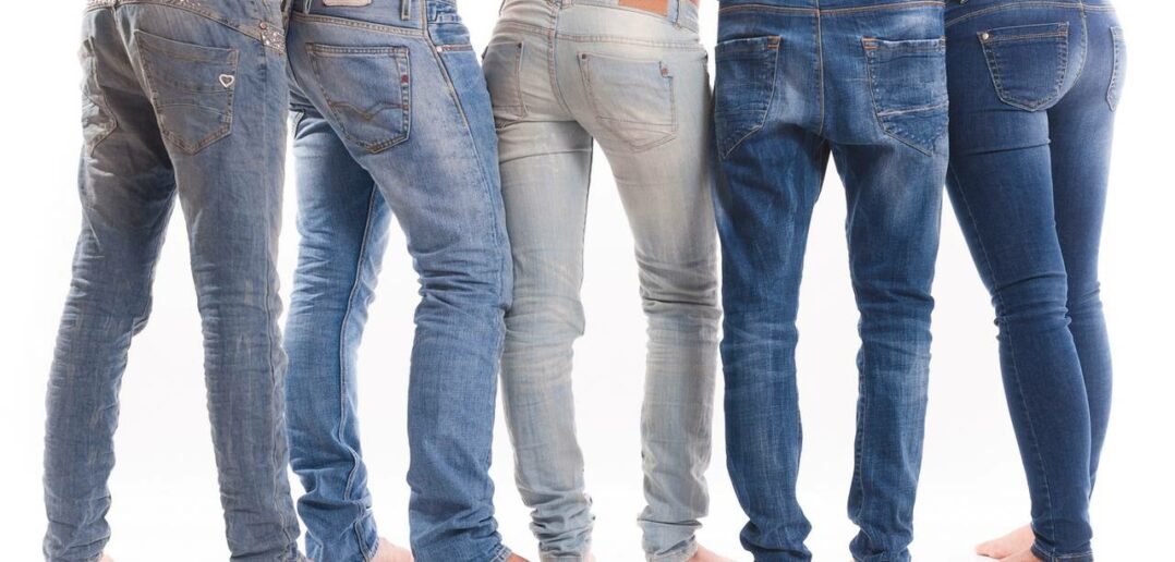 Jeans-Trend Frühling 2023: Oversized Jeans stylisch kombiniert ( Foto: Adobe Stock- refleXtions )_