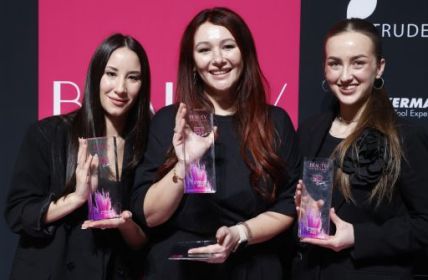 Erfolg für Isabell Niederländer: Siegerin des EUROPEAN MAKE-UP AWARD in der Kategorie New (Foto: Messe Düsseldorf. Constanze Tillmann)