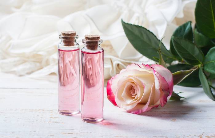 Wer heute eine fertige Parfumsorte im Handel erwirbt, bekommt dabei nur noch selten echte Duftstoffe veräußert. ( Foto: Adobe Stock- Gulsina )