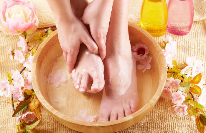 Um zugleich schöne Zehennägel und zarte Fußhaut zu bekommen, ist ein Ölbad genau das richtige. ( Foto: Adobe Stock-Monika Wisniewska )