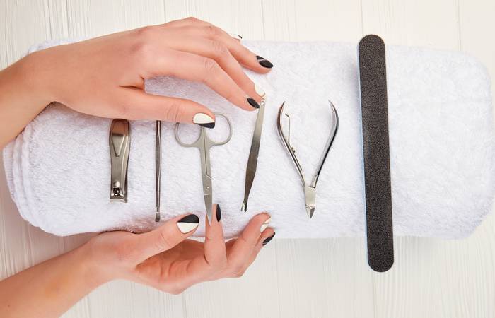 Ein professionelles Maniküre Pediküre Set bietet nicht nur die Nagelschere, sondern auch verschiedene Feilen. ( Foto: Adobe Stock- DenisProduction.com) _