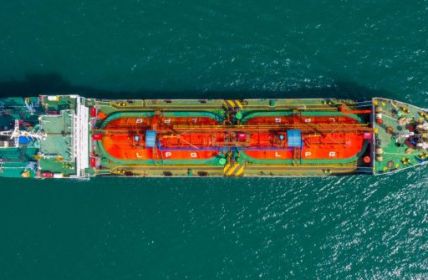Genehmigung erteilt: LNG-Pipeline für Rügen-Terminal nimmt Form (Foto: AdobeStock - Puchthanun 296103550)