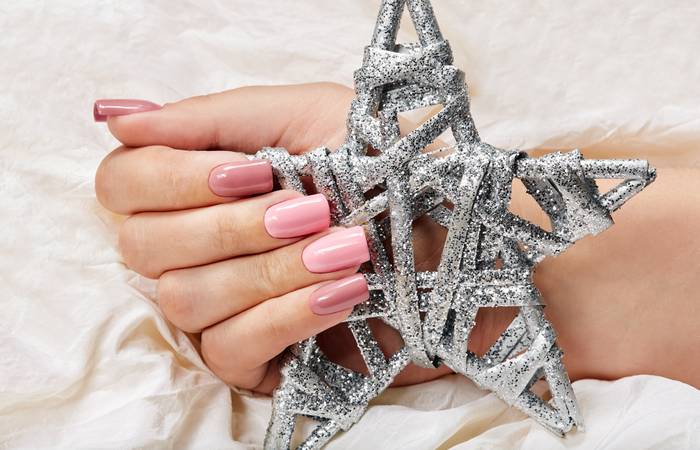 Um die Nägel auch von außen mit wichtigen Nährstoffen zu versorgen, sind Seren und Nagelöle ideal. (Foto: AdobeStock - 234734131 natkinzu)