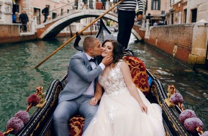 Einfach heiraten auf Ratsteich Uelzen: Gondeltrauungen mit italienischem (Foto: AdobeStock - WellStock - 677328654)