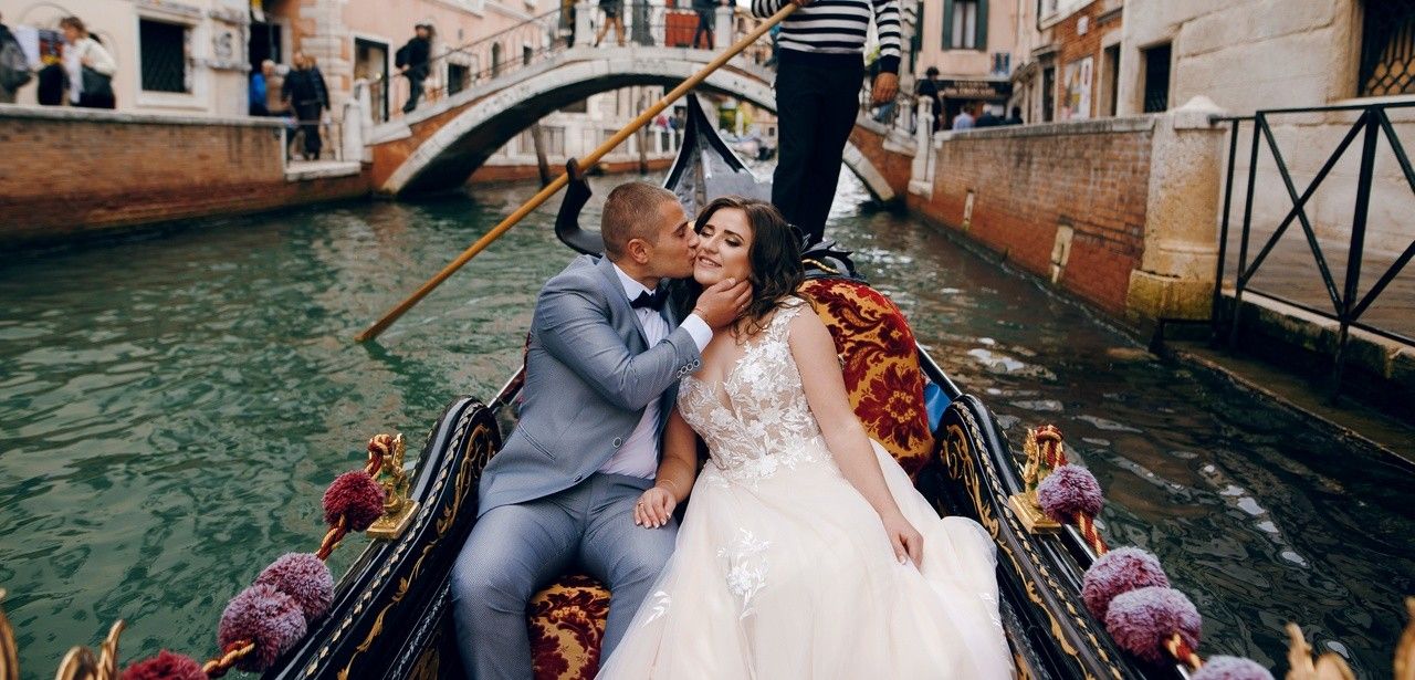 Einfach heiraten auf Ratsteich Uelzen: Gondeltrauungen mit italienischem (Foto: AdobeStock - WellStock - 677328654)